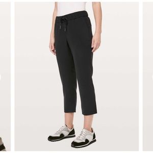 Lululemon On The Fly Crop *Woven 23" - Black - 12